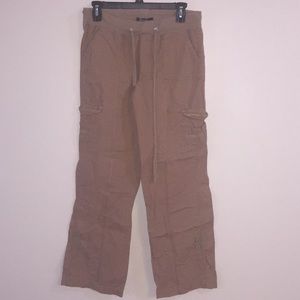 Women’s tan cargo pants with pockets size Large
